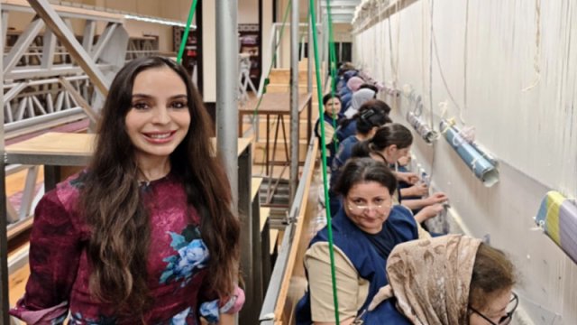 Leyla Əliyeva xalçaların toxunma prosesində iştirak etdi - VİDEO