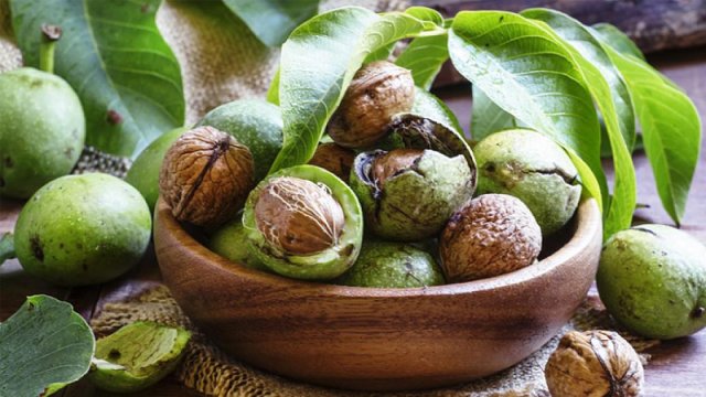 Sağlamlıq üçün faydalı yaş qoz