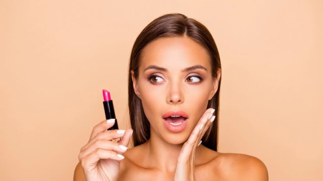 90-cı illərin məşhur dodaq makiyajı trendi geri qayıdır