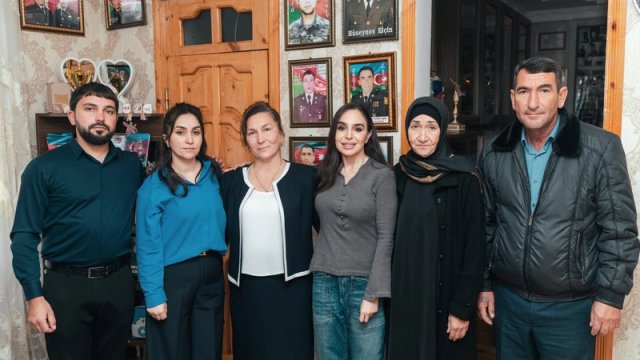 Leyla Əliyeva Mingəçevirdə şəhid ailəsini ziyarət edib, bir sıra sosial müəssisələrlə tanış oldu - FOTO