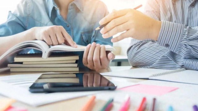 Yeni qayda: Repetitorluq evdən məktəbə köçürülür?