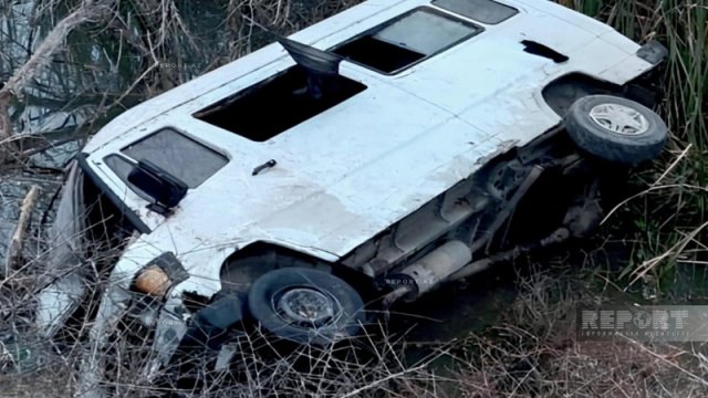 İşçiləri aparan mikroavtobus aşdı: 12 nəfər yaralandı