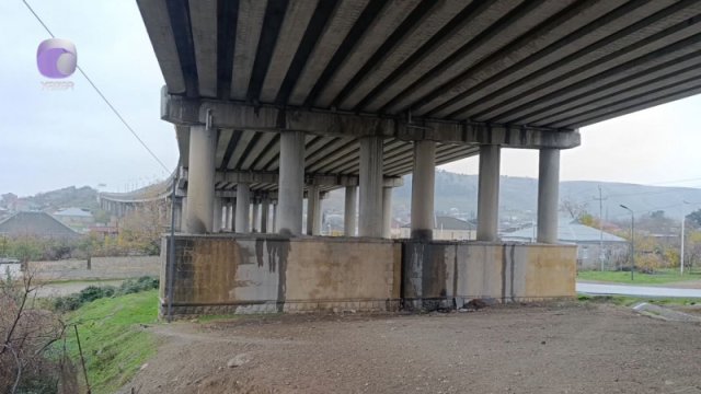 İllər əvvəl tikilən körpü sakinlərin evinə təhlükə yaradır - VİDEO