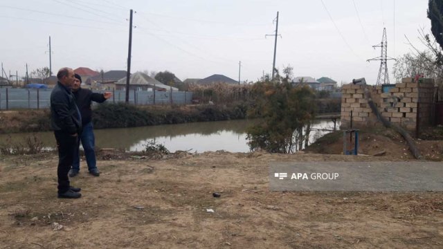 Biləsuvarda avtomobil kanala aşıb, 5 nəfər ölüb