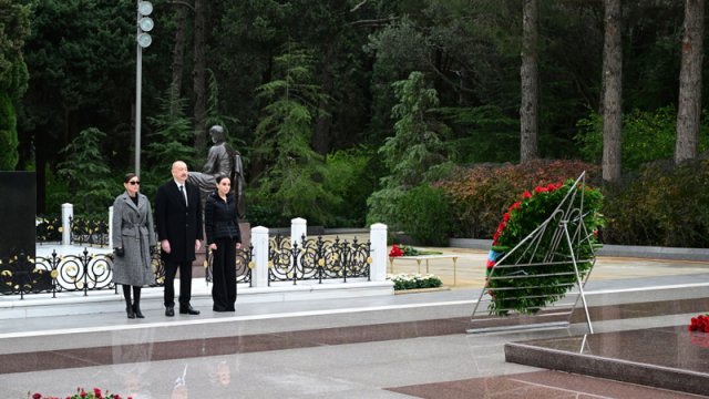Prezident və birinci xanım Heydər Əliyevin məzarını ziyarət etdi - YENİLƏNİB