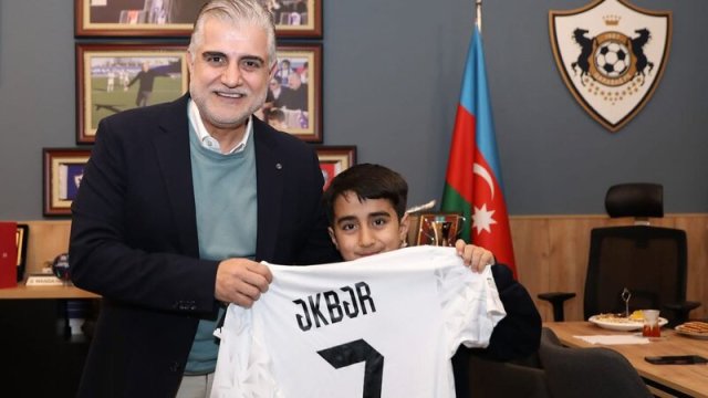 &ldquo;Qarabağ&rdquo;ın prezidenti sığınacaqdakı azarkeşlə görüşdü