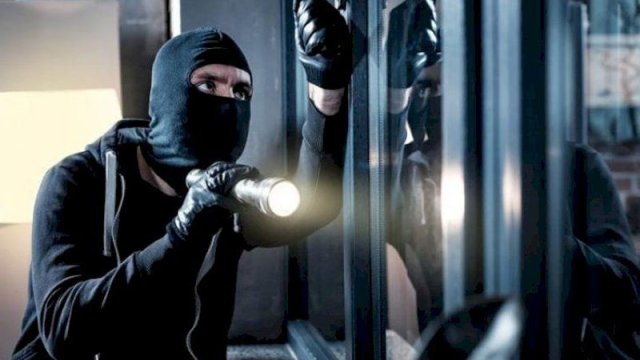 Evdən 8 min dollarlıq qızıl oğurlayan şəxs saxlanıldı