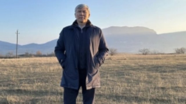 Qırğızıstanlı səfirin Ağdamda səmimi görüntüləri: Bulaqdan su içdi,şəhidlərin ruhuna dualar oxudu - FOTO