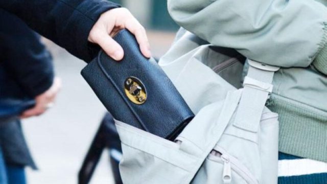 Bakıda yardım etdikləri qadını talayan iki şəxs saxlanılıb