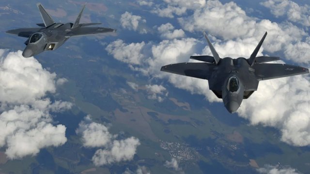 F-22 sirri: Niyə ABŞ-nin ən qorxulu qırıcı təyyarəsi daşıyıcıya enə bilmir?