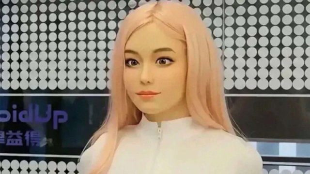 İnsan kimi hərəkət edir, cavab verir, hətta bədən istiliyi də var