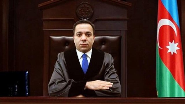 
Həbsdə olan keçmiş hakimin qardaşı rejissoru məhkəməyə verdi