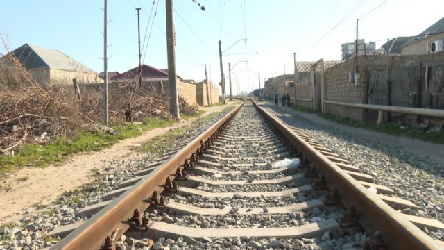 Hövsanda dəmir yolunun ətrafında tikilmiş evlərin söküləcəyi bildirilir - VİDEO