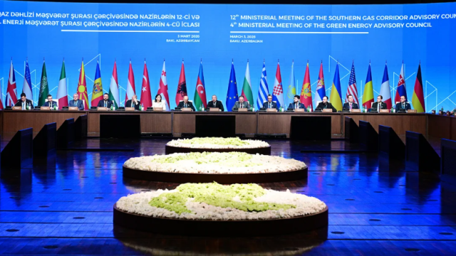 Prezident Bakı Konqres Mərkəzində iclasda iştirak edir