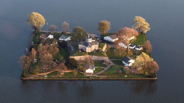 Gölün ortasında bir qala: Almaniyanın ən kiçik yaşayış adası necə yarandı?