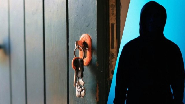 Oğrular qapıda bir detalı izləyir və mənzili oğurluq üçün seçirlər