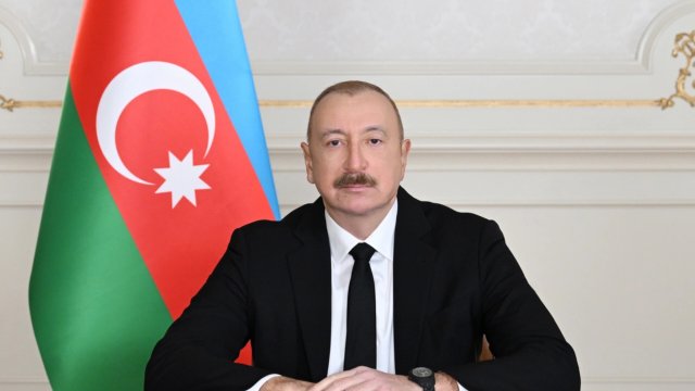 İlham Əliyev yenidənqurmadan sonra açılışı olan Dərbənddəki Azərbaycan Teatrının kollektivini təbrik