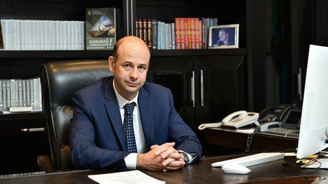 Yeni sədr rəisi vəzifəsindən azad etdi