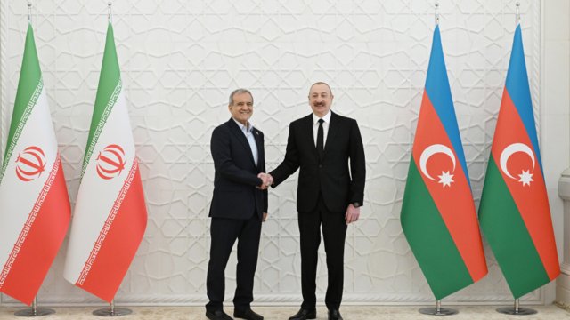 Pezeşkian İlham Əliyevə zəng etdi