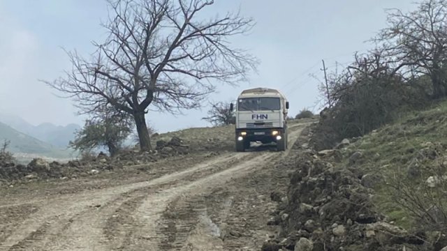 Qubanın Qonaqkəndində torpaq sürüşməsi olub, rayonla kəndləri birləşdirən yol sıradan çıxıb