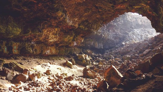 Səhranın altında alimlər minilliklərə aid insan izlərinin qorunduğu mağara aşkar edib