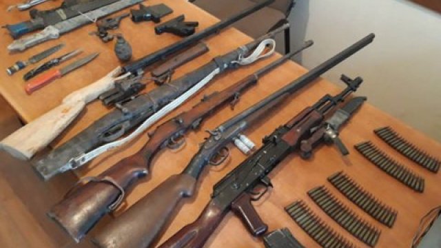 Polis 19 avtomat silahı aşkarladı