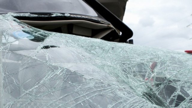 Avtomobildə sıxılı qalmış sürücü belə xilas edildi - VİDEO