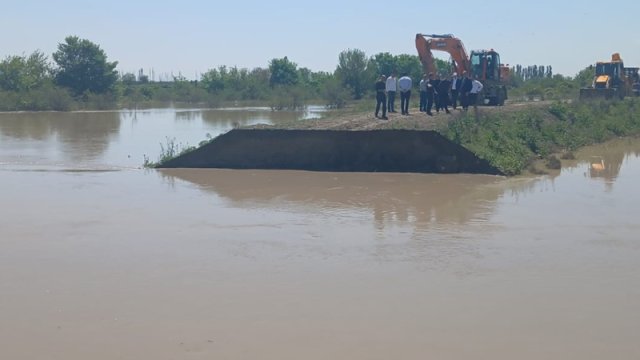 Kürdə suyun səviyyəsi artdı, Qarqar çayında bənd yarıldı - FOTO