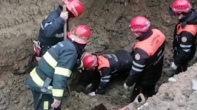 Qaradağda torpaq çökdü, iki nəfər dağıntılar altında qaldı: Ölən var - VİDEO
