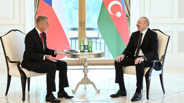 İlham Əliyevin Çexiyanın Baş naziri ilə təkbətək görüşü keçirildi- YENİLƏNİB