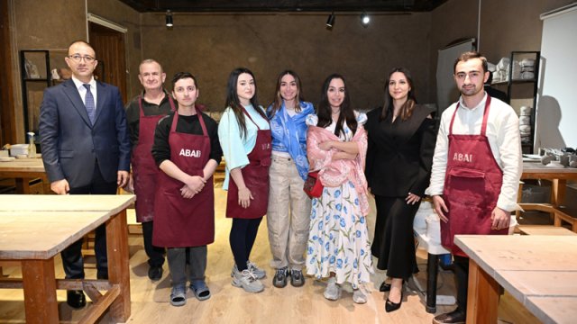 Leyla Əliyeva və Arzu Əliyeva Şəkidə "ABAD" Keramika və Tətbiqi Sənət Mərkəzi ilə tanış olub - FOTO