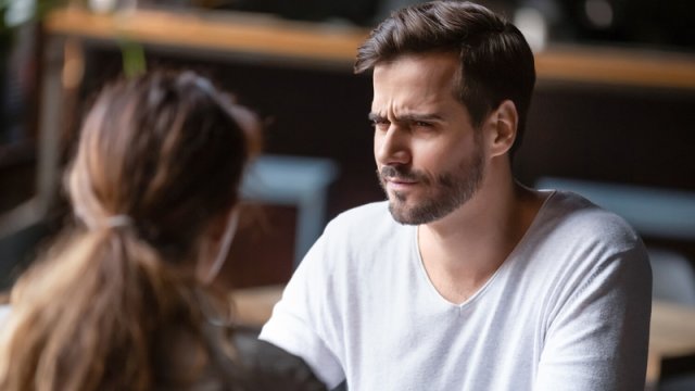 Psixoloq: "Birtərəfli ünsiyyət emosional istismarın əlamətidir"