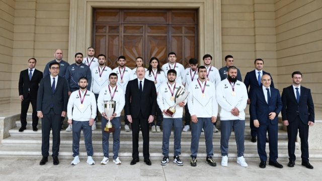 Prezident çempion güləşçiləri qəbul etdi - FOTO