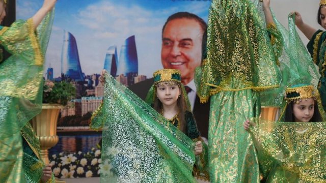 Neftçi Qurban adına 288 nömrəli məktəbdə Ulu Öndərin 103 illiyinə həsr olunmuş mərasim keçirilib