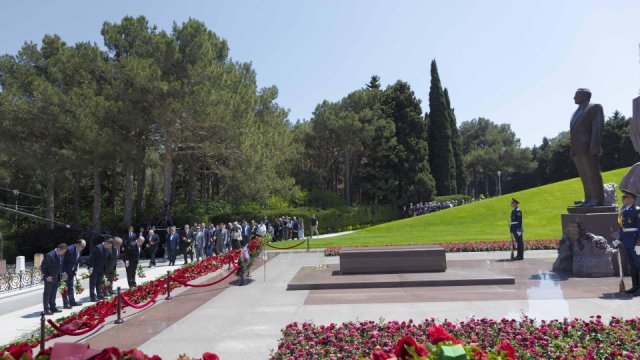 ATU rəhbərliyi Ulu Öndərin məzarını ziyarət edib
