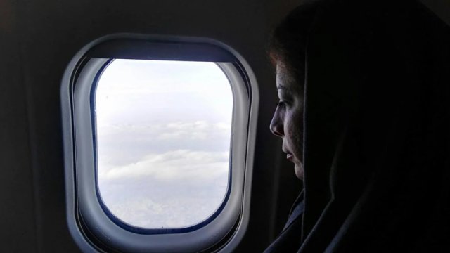 Niyə təyyarə pəncərələrində dəliklər var? - Pilot onların əsl funksiyasını açıqladı