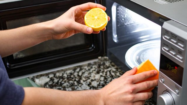 Mikrodalğalı sobanı kir və pis qoxularının tam yox olması necə təmizləmək olar?