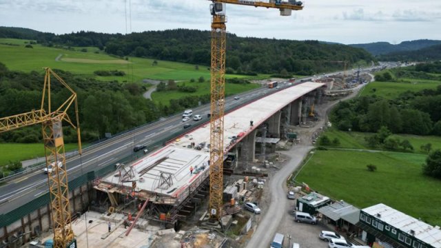 Almaniyada beton əvəzinə plastik və torpaqdan avtomobil körpüləri tikməyə başladılar