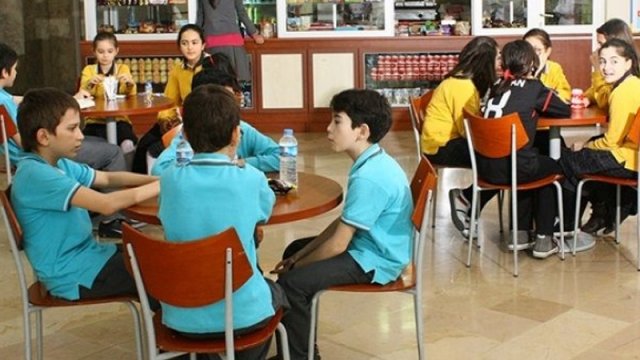 Məktəb bufetlərinə nəzarət olunur?