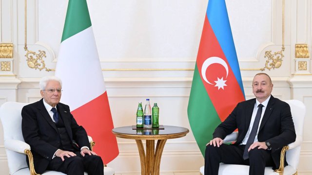 İlham Əliyev həmkarını təbrik etdi