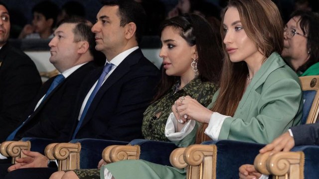 Prezidentin qızı və gəlini tamaşa nümayişində - FOTOLAR