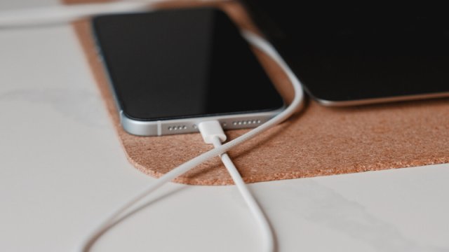Sürətli şarjın smartfonlara mənfi təsiri açıqlandı