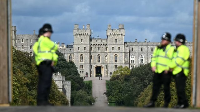 Britaniyada kral qvardiyasının 21 üzvü qarovul zamanı yatdıqlarına görə işdən çıxarıldı