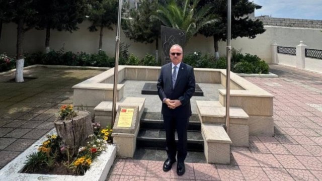 Səfir Birol Akgün Mərdəkanda türk şəhid məzarını ziyarət edib