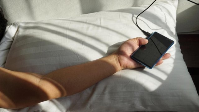 Gecə, səhər səhər şarjı: Smartfon batareyasının "sağlamlığı" üçün hansı daha yaxşıdır?