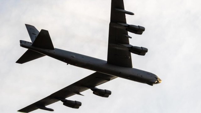 B-52 bombardmançısının idarə olunması üçün neçə nəfər tələb olunur?