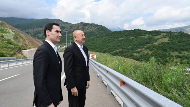 Prezidentlər Şuşanın Daşaltı kəndinin fonunda şəkil çəkdirdi - YENİLƏNİB