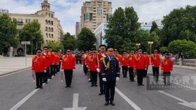 Bakıda hərbi orkestrlərin müşayiəti ilə yürüşlər başlayıb