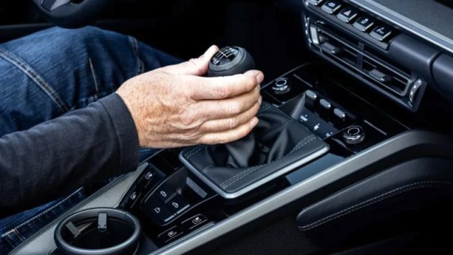 Manual avtomobil sürmək beyin fəaliyyətinə müsbət təsir göstərə bilər