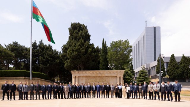 "AzerGold" QSC-nin fəaliyyətə başlamasının 10 illiyi münasibətilə Fəxri xiyaban və Şəhidlər xiyabanı ziyarət olundu - FOTO